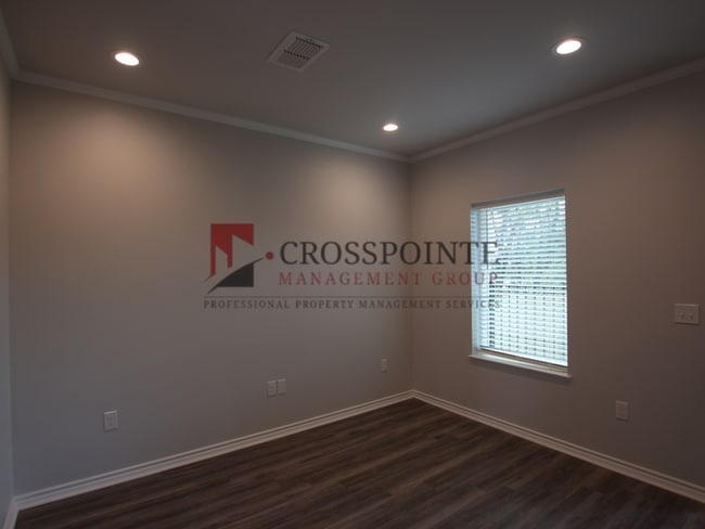 Building Photo - Stunning 2 Bed 2.5 Bath 1 Car Garage Townhome in Tyler!