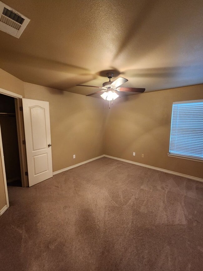 Building Photo - Beautiful 3 bed/2 bath Duplex off of Bunny...