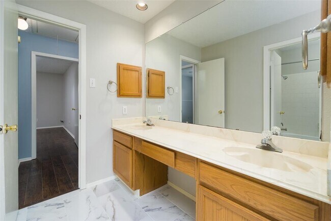 Building Photo - 2902 Laurelridge Dr
