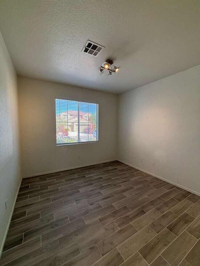 Building Photo - Seven Hills Single-Story 3 Bed 2 Bath Scenic Greenbelt Views