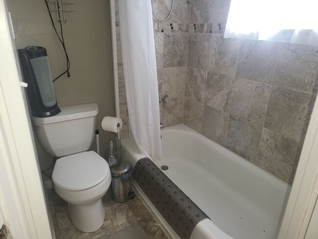 Building Photo - 1411 Piney Dr