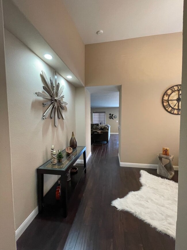 Building Photo - Spacious 2 bedroom plus a den 2 bath 2 car garage in Northwest Reno!