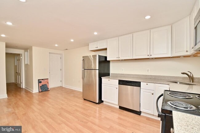 Building Photo - 620 9th St NE