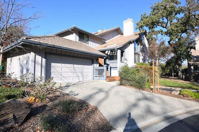 Building Photo - Tranquil / Updated Townhome in Gated in Vi...