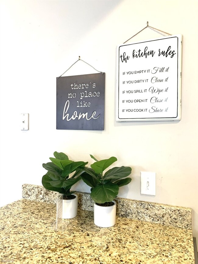 Building Photo - Room for Rent, 3 bath Duplex - 96 McMillen...