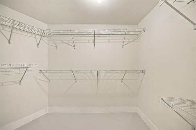 Building Photo - 3475 N Country Club Dr