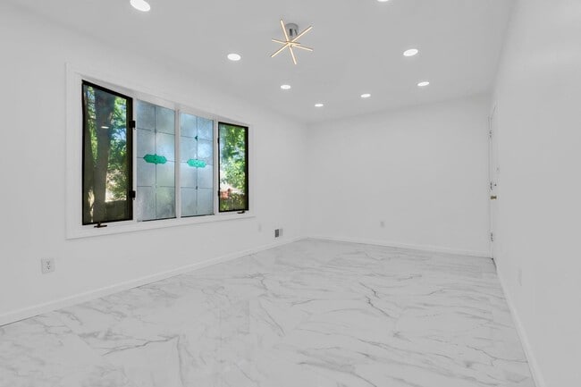 Building Photo - 2556 Woodland Rd