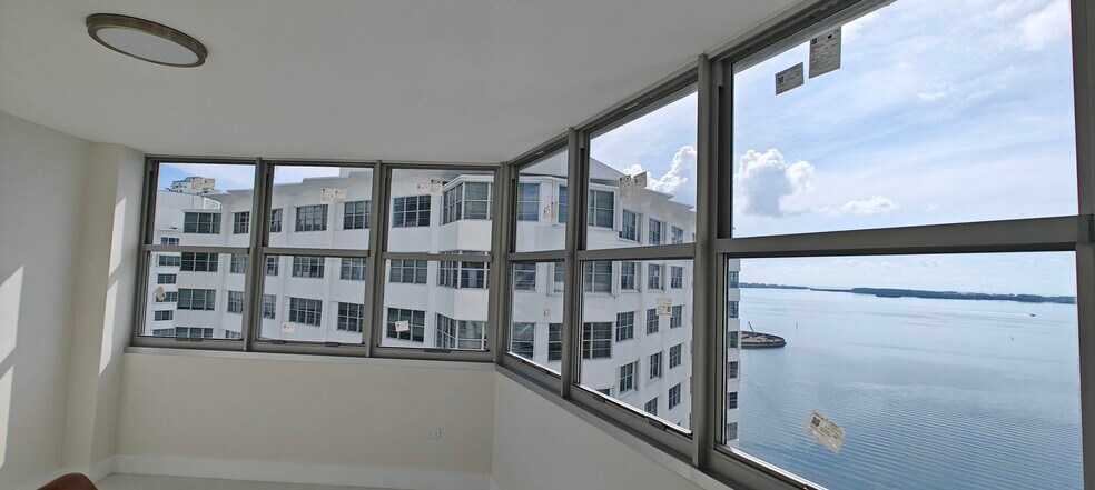 Building Photo - 999 Brickell Bay Dr