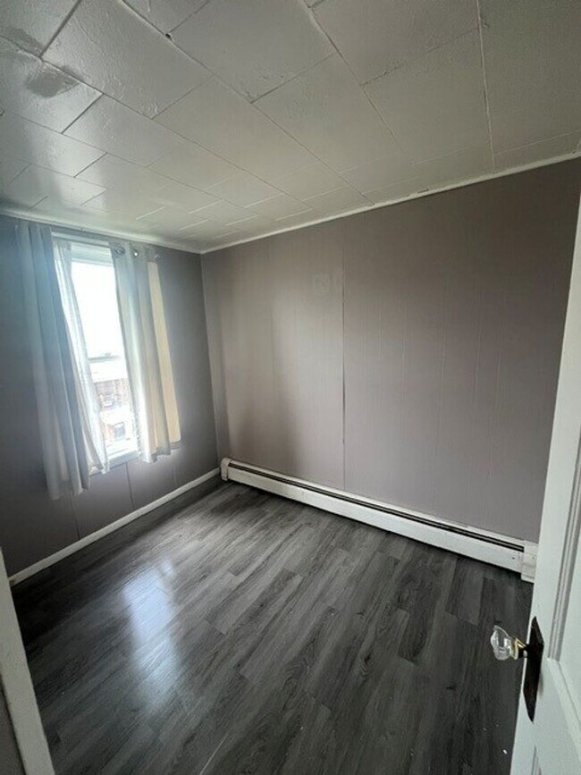 Building Photo - 3 bedroom 1 bathroom