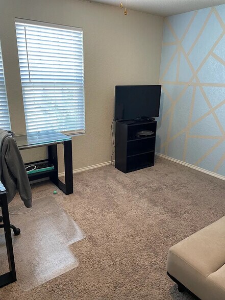 Building Photo - Room in House on Ashworth Blvd