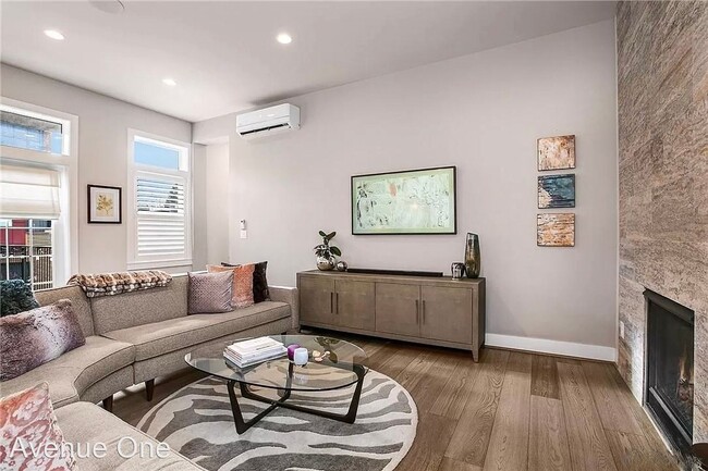 Building Photo - 3 br, 2.5 bath House - 957 W McGraw St #2