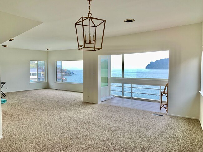 Building Photo - Stunning Waterfront 2 Bedroom Unit in Tibu...