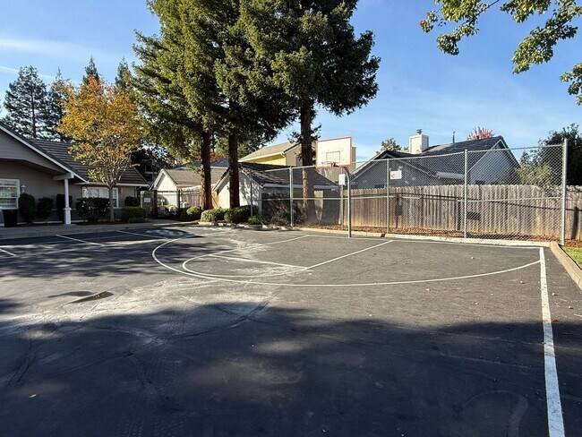 Building Photo - 4 bed 2.5 bath 2 story home available now!