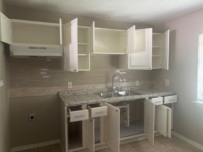 Building Photo - 4830 Van Fleet St