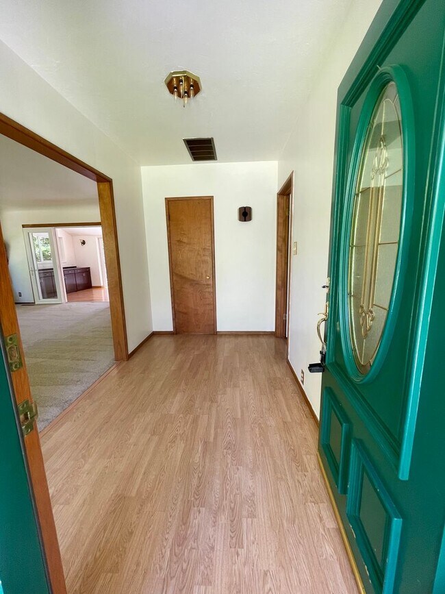 Building Photo - $3,900/month – Rare Country Feel on an Expansive Lot in One of Santa Rosa's Desirable Neighborhoods!