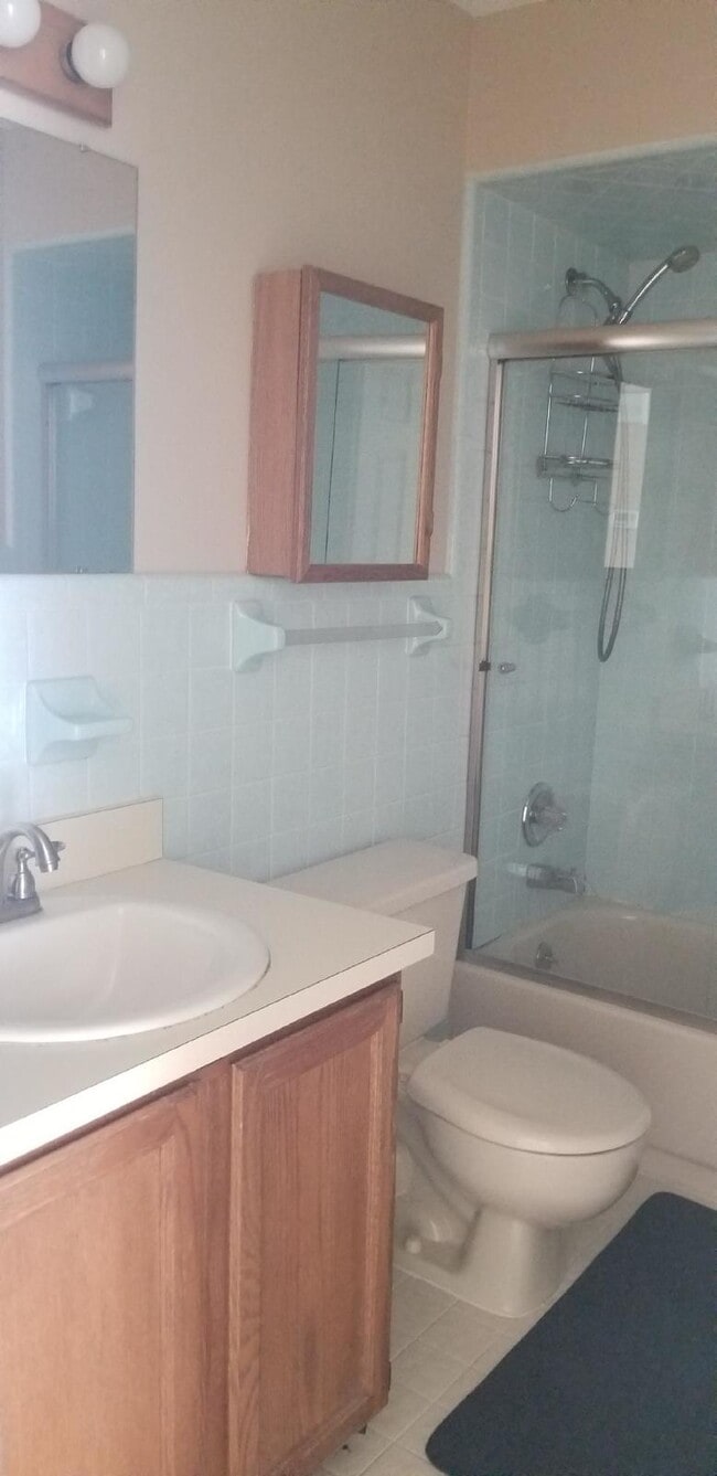 Building Photo - Updated 2 Bed Upper Condo, Vaulted Ceiling...