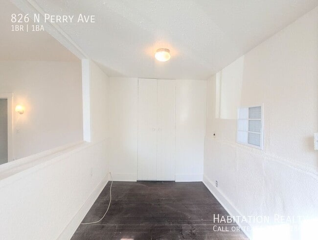 Building Photo - 826 N Perry Ave