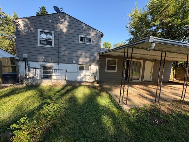 Building Photo - Charming 3-bedroom, 1.5-bath home in Dayton