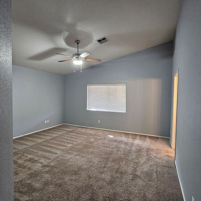 Building Photo - Awesome rental available!