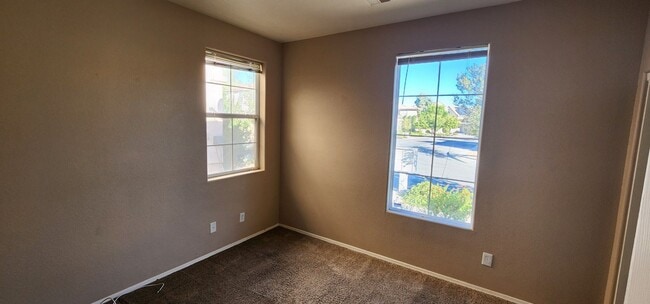 Building Photo - Charming 3 bedroom home with great curb ap...