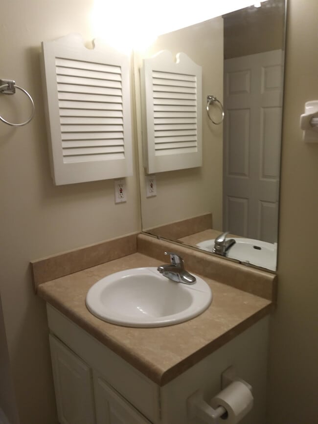 Building Photo - 1602 Carolwood Ct