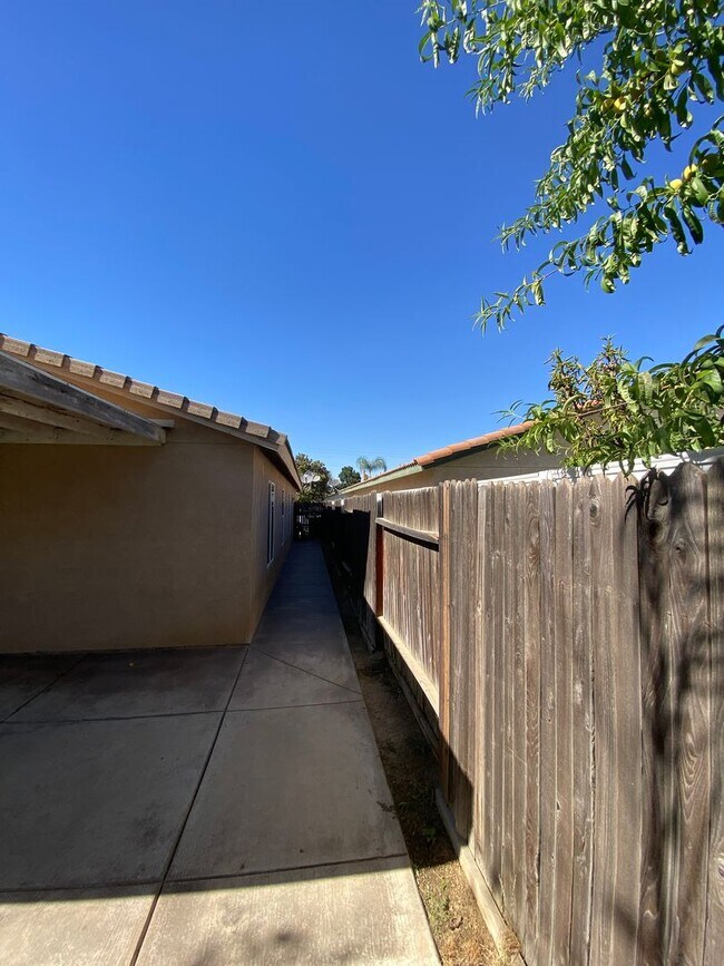Building Photo - Adorable Home in NW Bakersfield