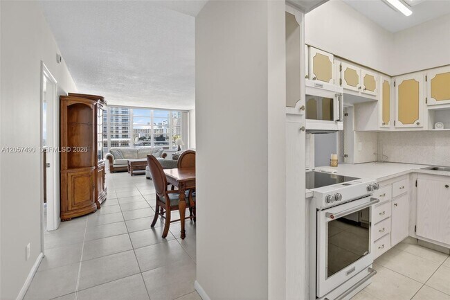 Building Photo - 1817 S Ocean Dr