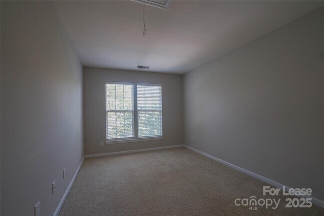 Building Photo - 6021 Queens Walk Ct