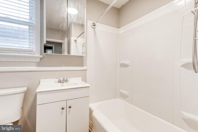 Building Photo - 5412 Clifton Ave