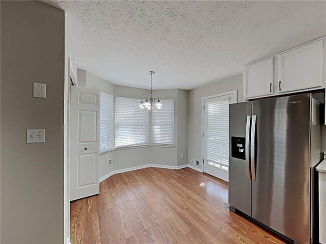 Building Photo - 383 Robin Hood Dr