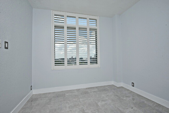 Front Bedroom, office or den - 400 E Colonial Dr