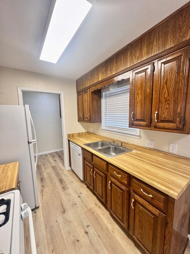 Building Photo - Newly Renovated Woodway Home