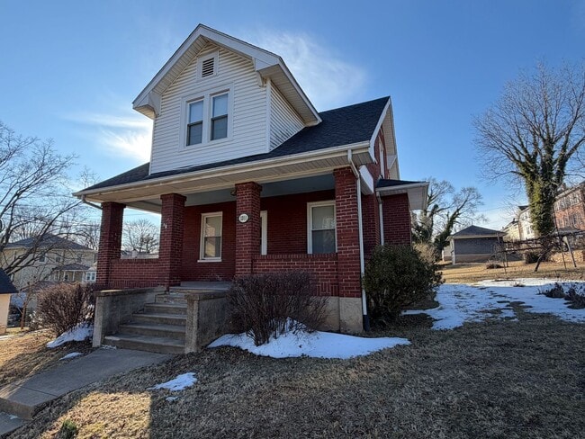 Building Photo - Grandin Home!