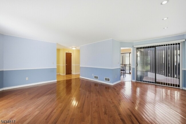 Building Photo - 15 Delbarton Ct