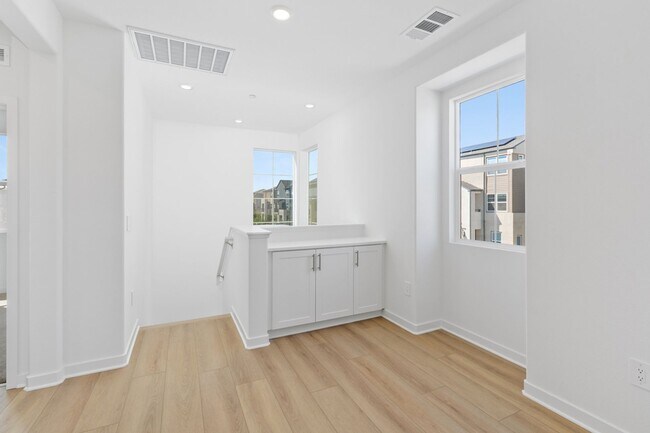 Building Photo - Modern Comfort & Style in Prime Ontario Location