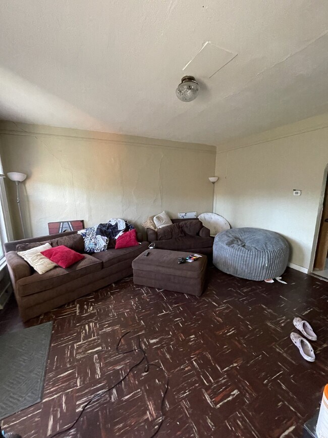 Building Photo - 3 Bed 1 Bath close to UWEC! Available June 1st