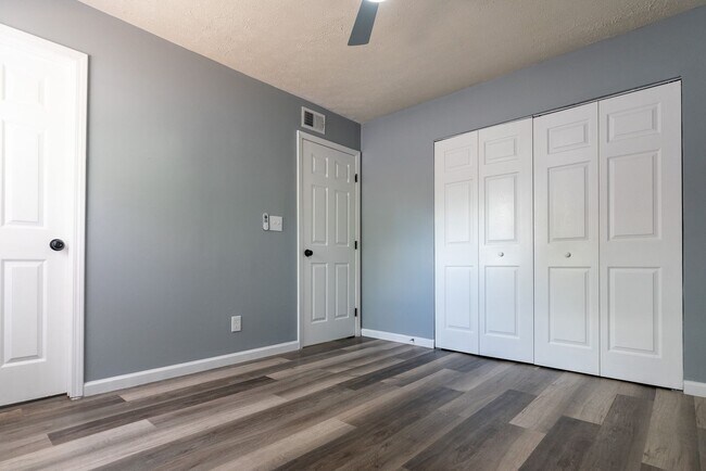 Building Photo - Beautifully Updated 3BR Home with Fenced Yard & Covered Porch