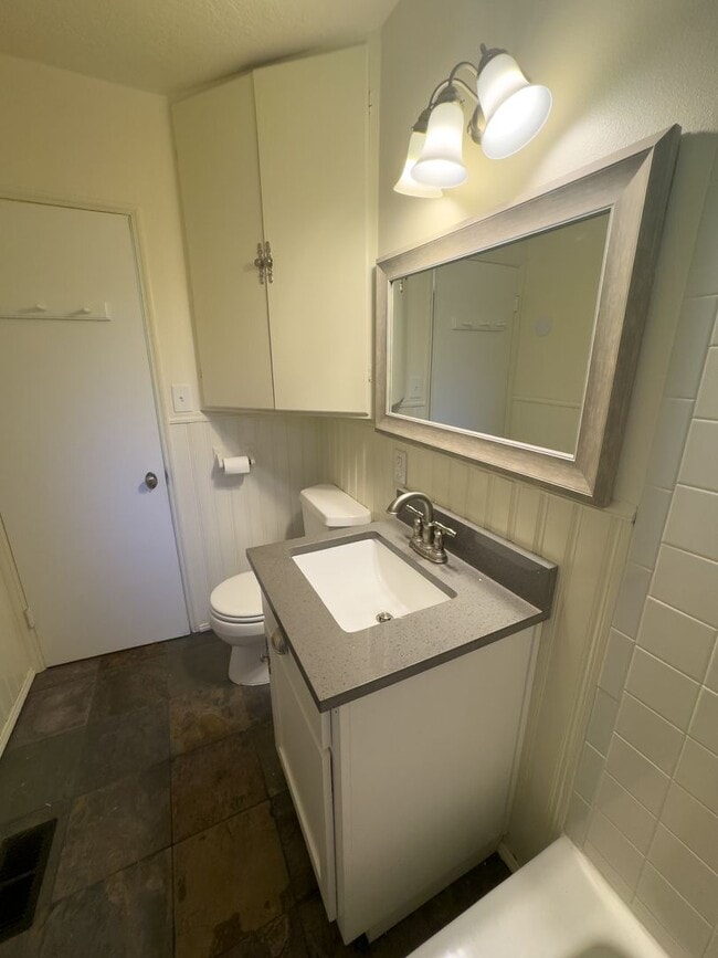 Building Photo - Charming 2 Bed 1 Bath Home on Fenced Corne...