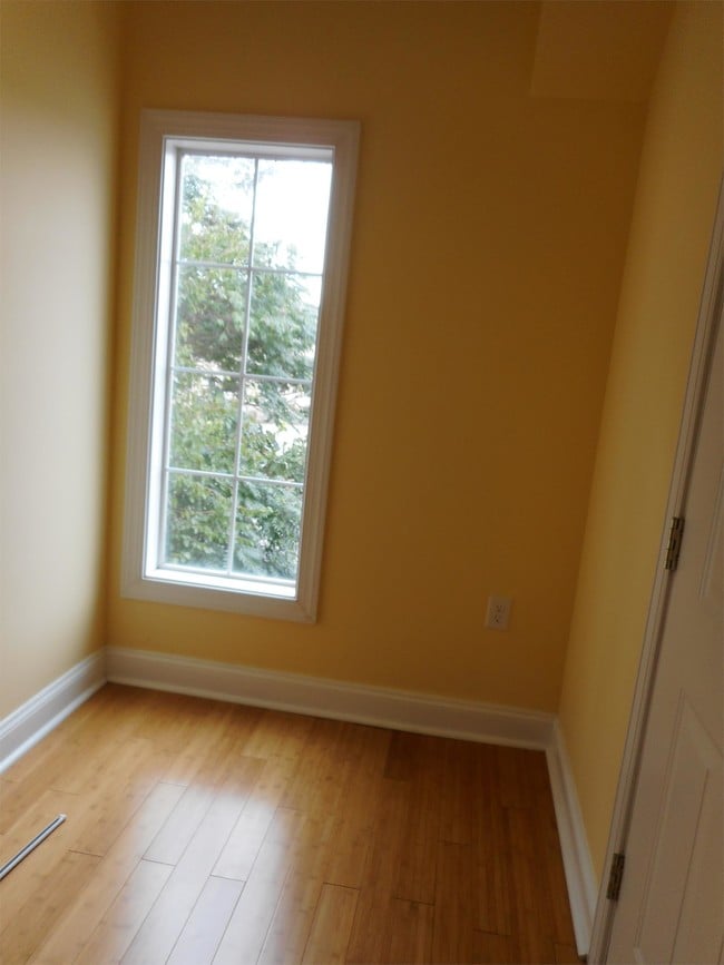 Building Photo - 204 Seneca Way