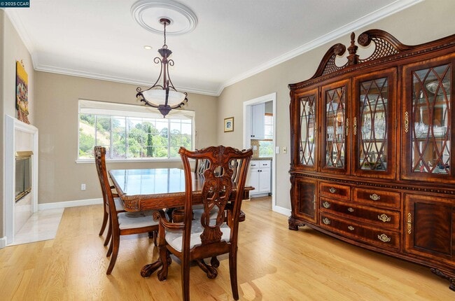 Building Photo - 3434 Woodview Dr