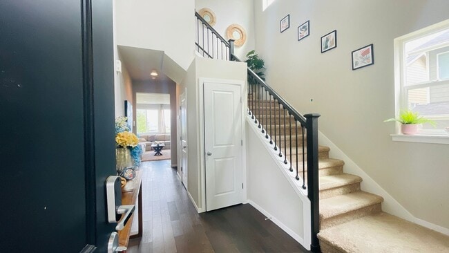 Building Photo - Spacious Corner 5 bed Single Family Home i...