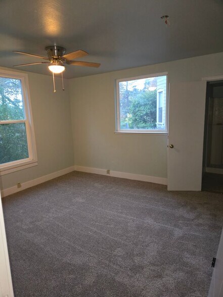 Building Photo - 534 College St