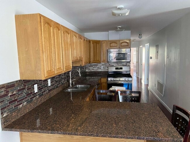 Building Photo - 183 Hutton St