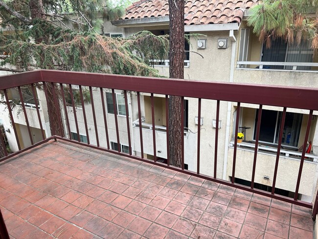 Building Photo - GATED COMMUNITY WITH POOL & HOT TUB NESTLE...
