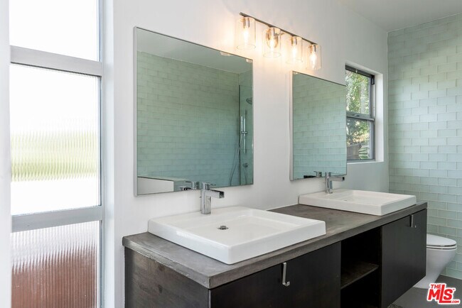 Building Photo - 3424 Primera Ave