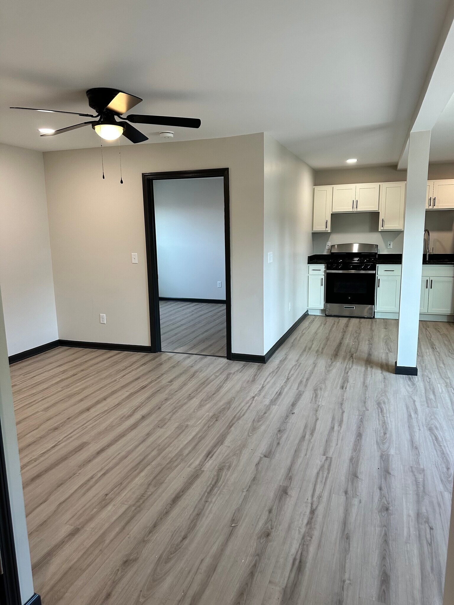 Living area - 4260 S Park Ave