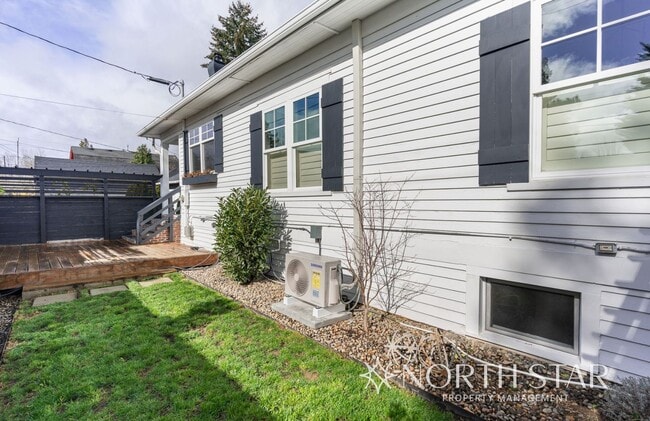 Building Photo - Coming Soon!  Remodeled Sellwood Bungalow