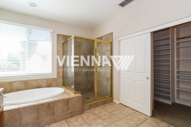 Building Photo - Beautiful 4 Bedroom Home in Great Location