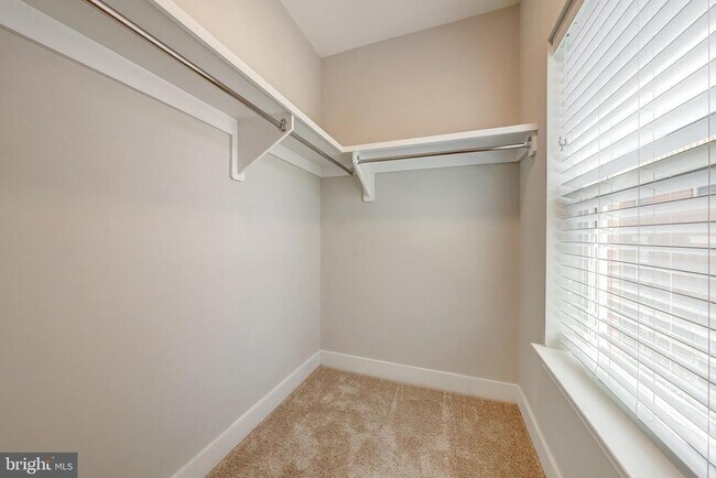 Building Photo - 10326 Grosvenor Pl