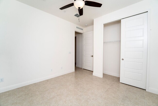 Building Photo - Stunning  MOVE-IN READY TOWNHOME in. Exqui...